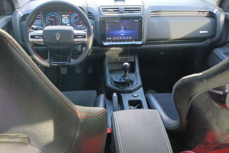 Used JMC DaDao 2024 All-Purpose 2.3T Gasoline Manual 4x4 Standard-Wheel Comfort Edition Center Console