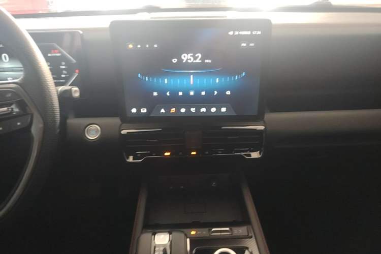 Used JMC DaDao 2024 Explorer 2.3T Diesel Automatic 4x4 Extreme Edition Audio And AC Panel