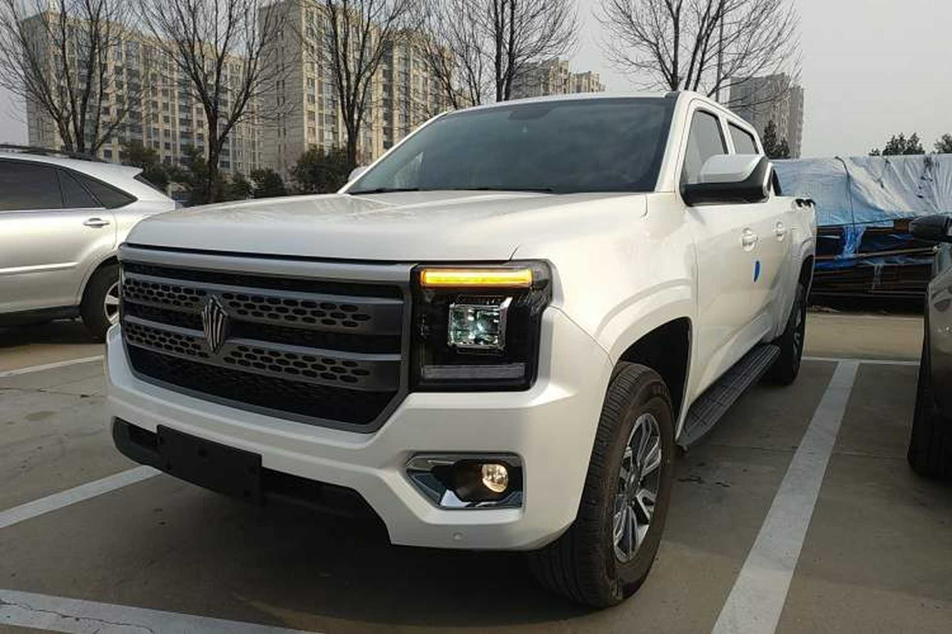 Used JMC DaDao 2024 All-Purpose Model 2.3T Diesel Automatic 4x4 Comfort Edition with Flat Cargo Bed Front Left 45 Deg