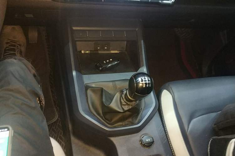 Used JMC DaDao 2024 All-Purpose 2.3T Diesel Manual Two-Wheel Drive Standard-Wheelbase Comfort Edition Gear Lever