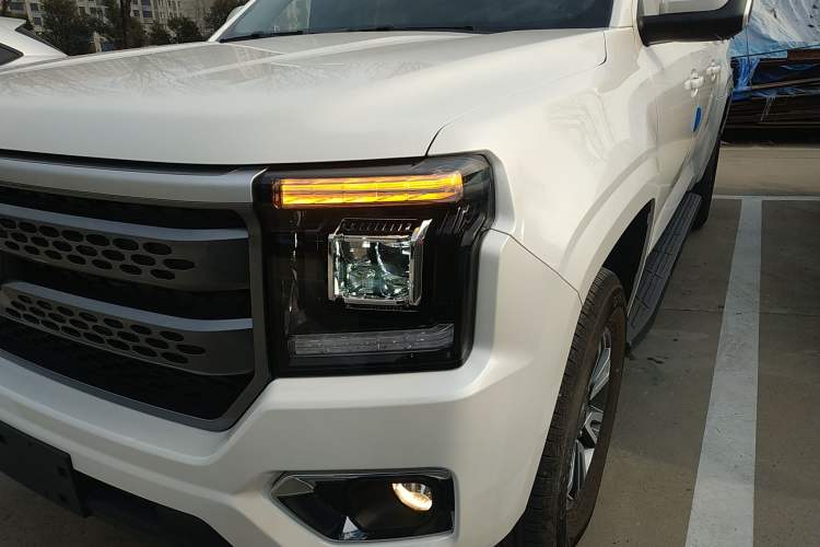 Used JMC DaDao 2024 All-Purpose Model 2.3T Diesel Automatic 4x4 Comfort Edition with Flat Cargo Bed Left Front Headlight