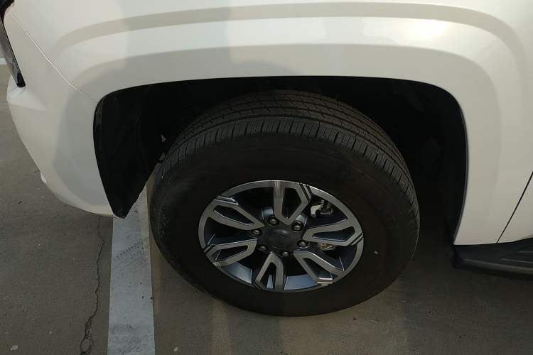 Used JMC DaDao 2024 All-Purpose Model 2.3T Diesel Automatic 4x4 Comfort Edition with Flat Cargo Bed Left Front Wheel Hub
