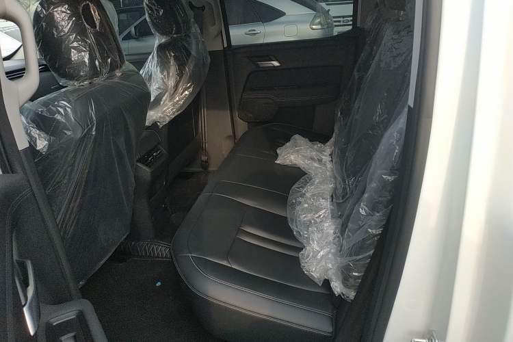 Used JMC DaDao 2024 All-Purpose Model 2.3T Diesel Automatic 4x4 Comfort Edition with Flat Cargo Bed Left Rear Seat