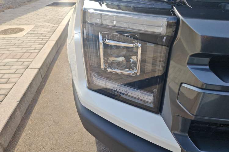 Used JMC DaDao 2024 Mountain Edition 2.3T Diesel Automatic 4x4 Long Wheelbase Comfort Model Right Front Headlight