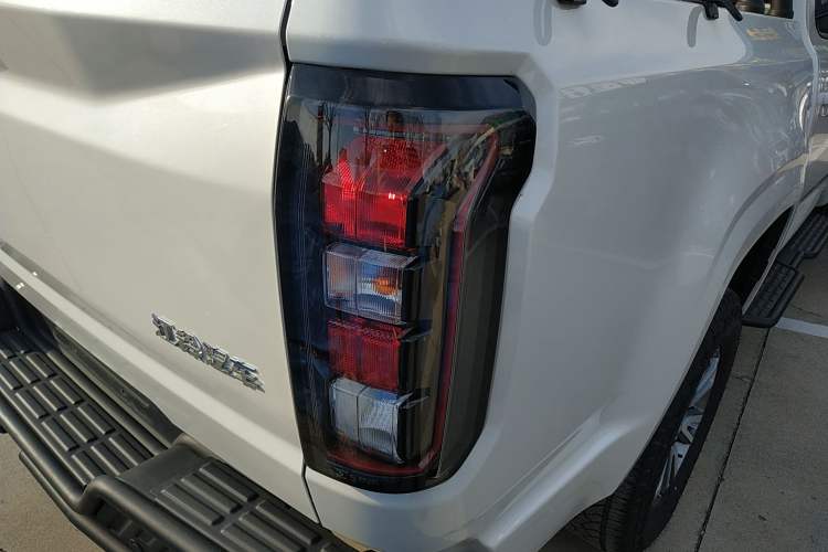 Used JMC DaDao 2024 Mountain Edition 2.3T Diesel Automatic 4x4 Standard Wheelbase Comfort Version Right Rear Taillight