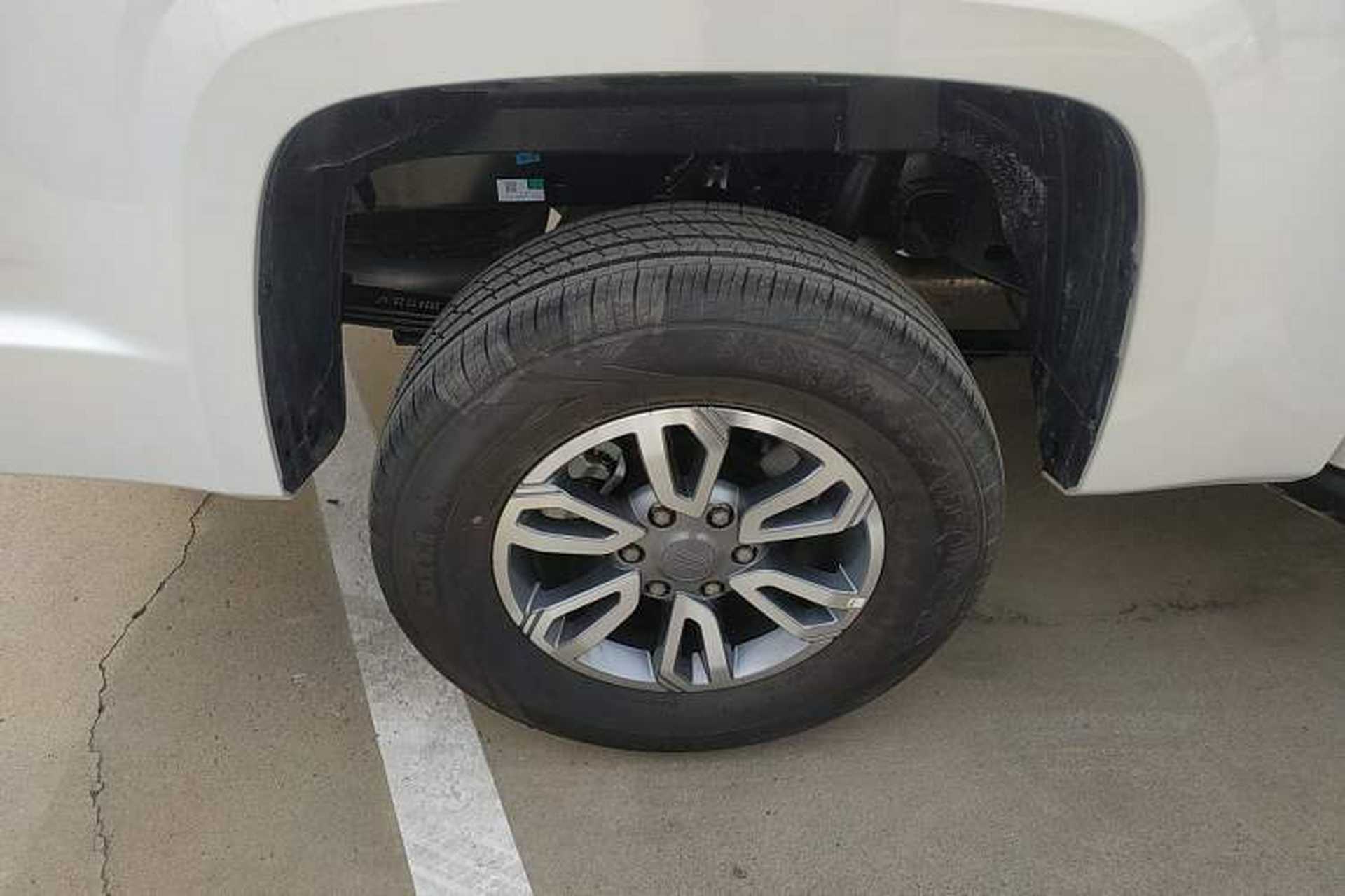 Used JMC DaDao 2024 All-Purpose Model 2.3T Diesel Automatic 4x4 Comfort Edition with Flat Cargo Bed Right Rear Wheel Hub