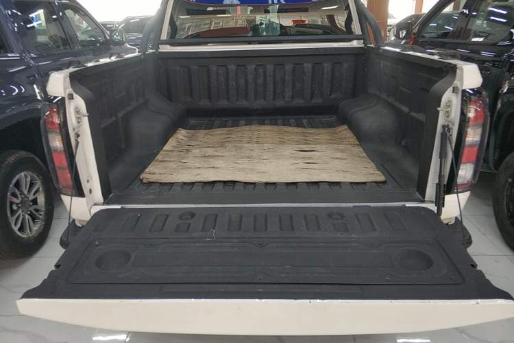 Used JMC DaDao 2024 All-Purpose 2.3T Diesel Manual Two-Wheel Drive Standard-Wheelbase Comfort Edition Trunk