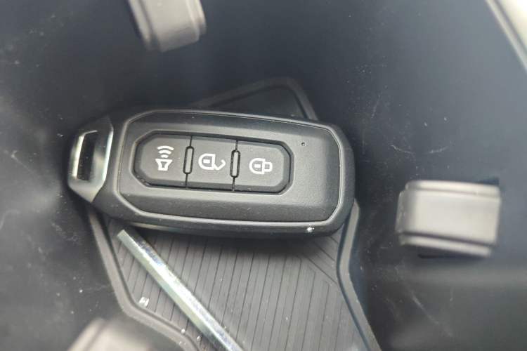 Used JMC DaDao 2024 Mountain Edition 2.3T Diesel Automatic 4x4 Long Wheelbase Comfort Model Vehicle Key