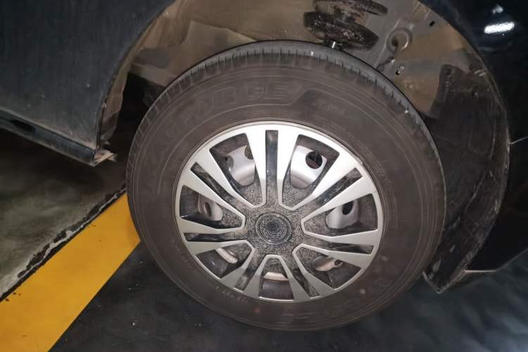 Used JMC E Fushun 2025 Model, Open Window Version, 41.86 kWh, Short Axle, Low-roof Right Front Wheel Hub