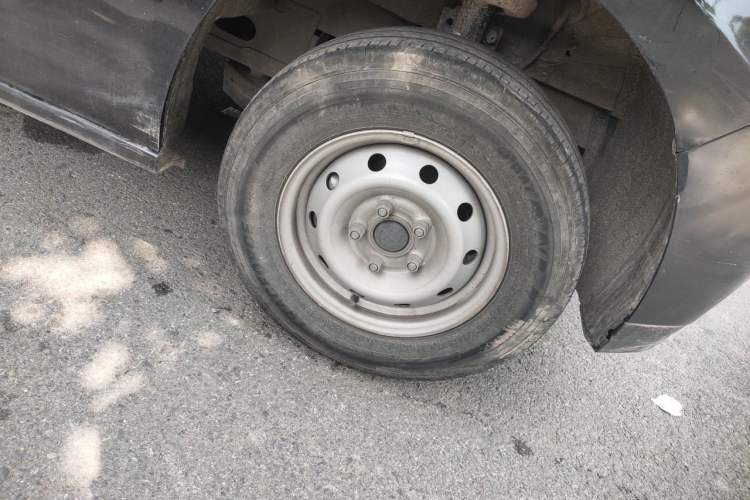 Used JMC E Fushun 2025 Model, Open Window Version, 41.86 kWh, Short Axle, Low-roof Right Front Wheel Hub