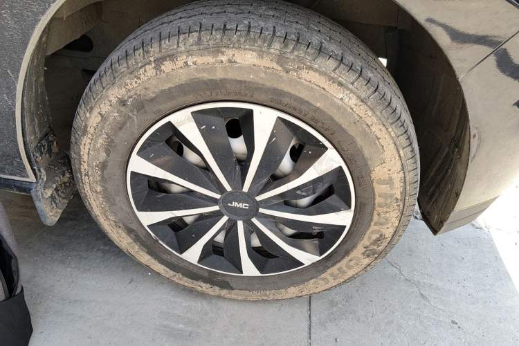 Used JMC E Fushun 2025 Model, Open Window Version, 41.86 kWh, Short Axle, Low-roof Right Front Wheel Hub