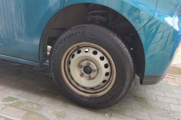 Used JMC E Fushun 2025 Model, Open Window Version, 41.86 kWh, Short Axle, Low-roof Right Front Wheel Hub