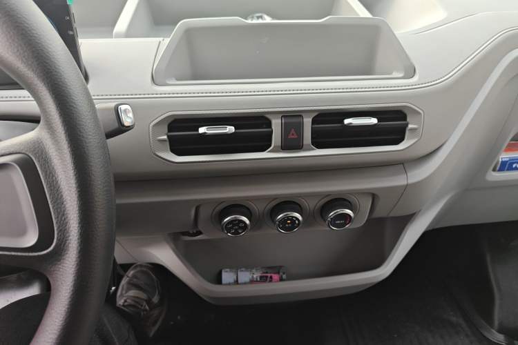 Used JMC E Fushun 2025 Model, Blind Window Version, 41.86 kWh, Short Axle, Low-roof, 3.0 tons Audio And AC Panel