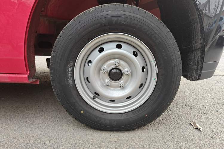 Used JMC E Fushun 2025 Model, Blind Window Version, 41.86 kWh, Short Axle, Low-roof, 3.0 tons Right Front Wheel Hub