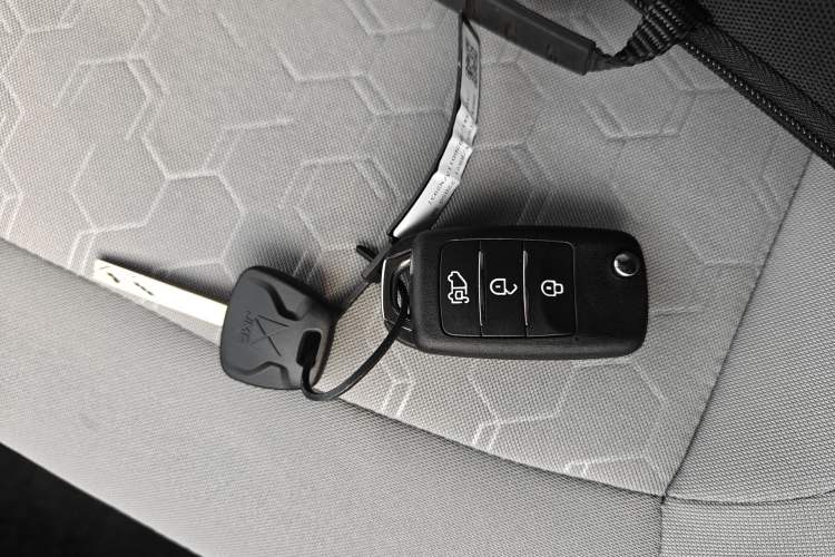 Used JMC E Fushun 2025 Model, Blind Window Version, 41.86 kWh, Short Axle, Low-roof, 3.0 tons Vehicle Key