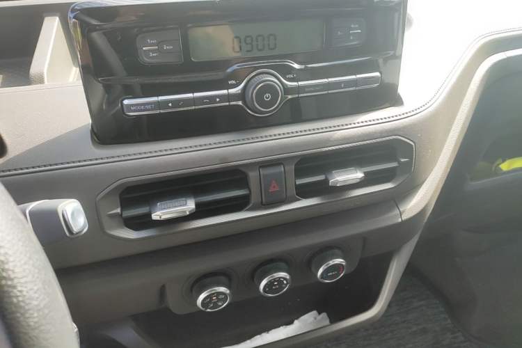 Used JMC E Fushun 2025 Model, Open Window Version, 53.58 kWh, Mid-axle, Mid-roof Audio And AC Panel