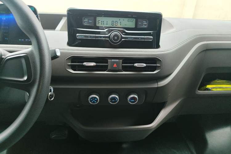 Used JMC E Fushun 2025 Model, Open Window Version, 53.58 kWh, Mid-axle, Mid-roof Audio And AC Panel