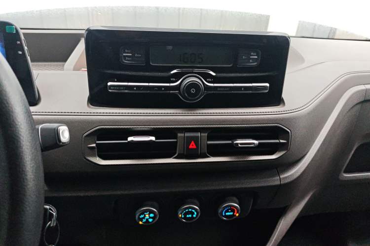 Used JMC E Fushun 2025 Model, Open Window Version, 53.58 kWh, Mid-axle, Mid-roof Audio And AC Panel