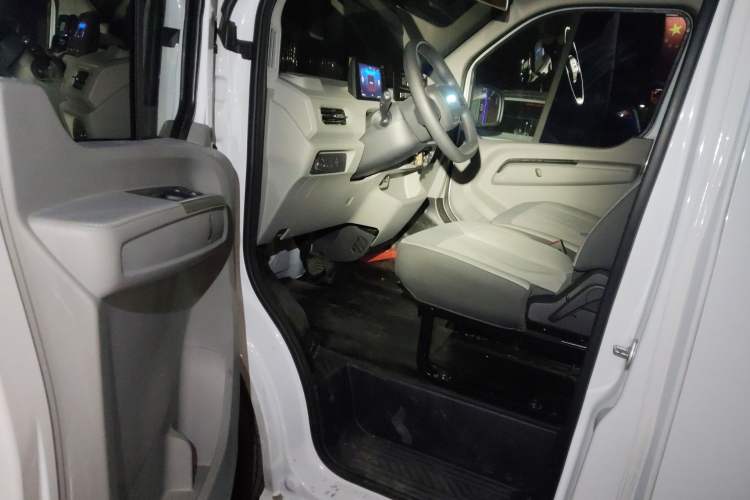 Used JMC E Fushun 2025 Model, Open Window Version, 53.58 kWh, Mid-axle, Mid-roof Driver Seat