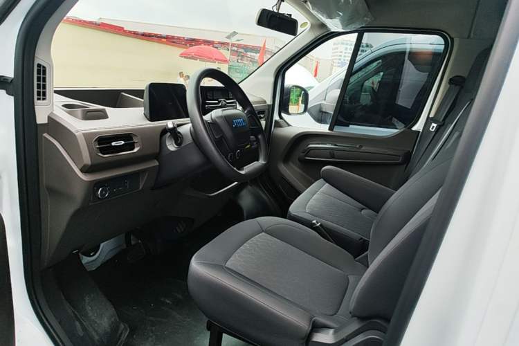 Used JMC E Fushun 2025 Model, Open Window Version, 53.58 kWh, Mid-axle, Mid-roof Driver Seat