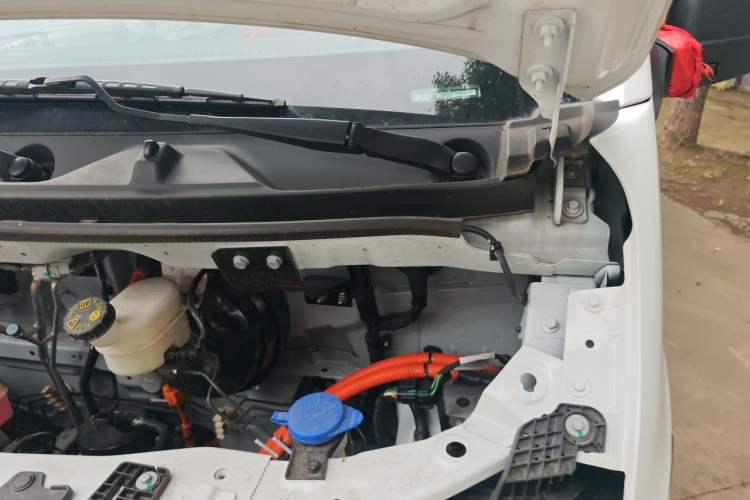Used JMC E Fushun 2025 Model, Open Window Version, 77 kWh, Mid-axle, Mid-roof Engine Bay Left