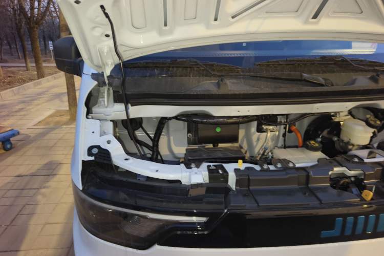 Used JMC E Fushun 2025 Model, Open Window Version, 77 kWh, Mid-axle, Mid-roof Engine Bay Right