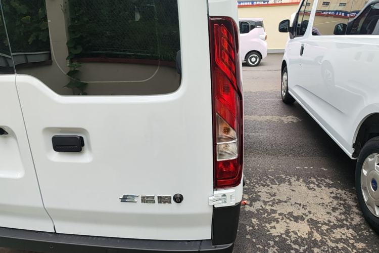Used JMC E Fushun 2025 Model, Open Window Version, 53.58 kWh, Mid-axle, Mid-roof Exterior 3