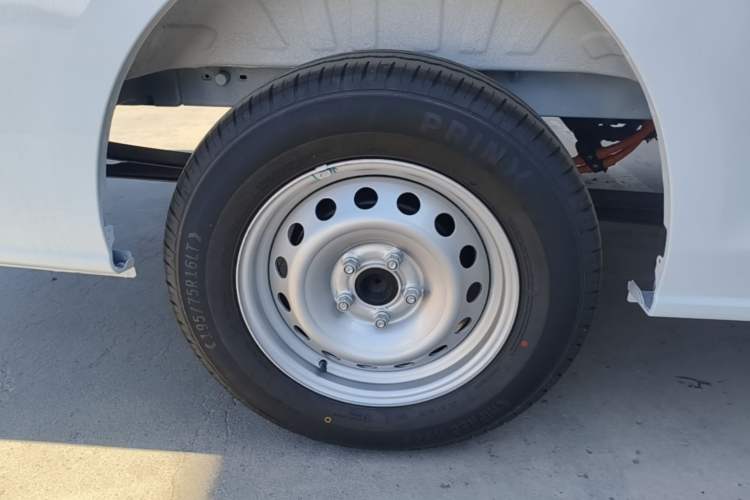 Used JMC E Fushun 2025 Model, Open Window Version, 41.86 kWh, Short Axle, Low-roof Exterior 5