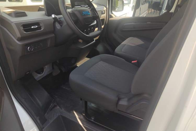 Used JMC E Fushun 2025 Model, Open Window Version, 41.86 kWh, Short Axle, Low-roof Interior 1