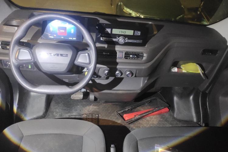 Used JMC E Fushun 2025 Model, Open Window Version, 41.86 kWh, Short Axle, Low-roof Interior 2