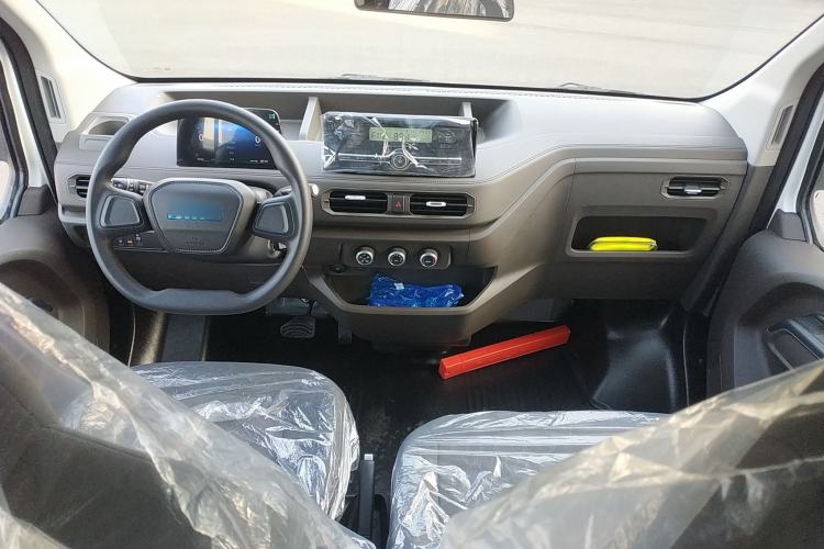 Used JMC E Fushun 2025 Model, Open Window Version, 41.86 kWh, Short Axle, Low-roof Interior 2