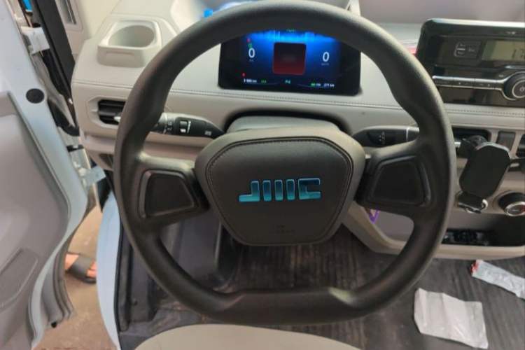 Used JMC E Fushun 2025 Model, Open Window Version, 53.58 kWh, Mid-axle, Mid-roof Interior 3