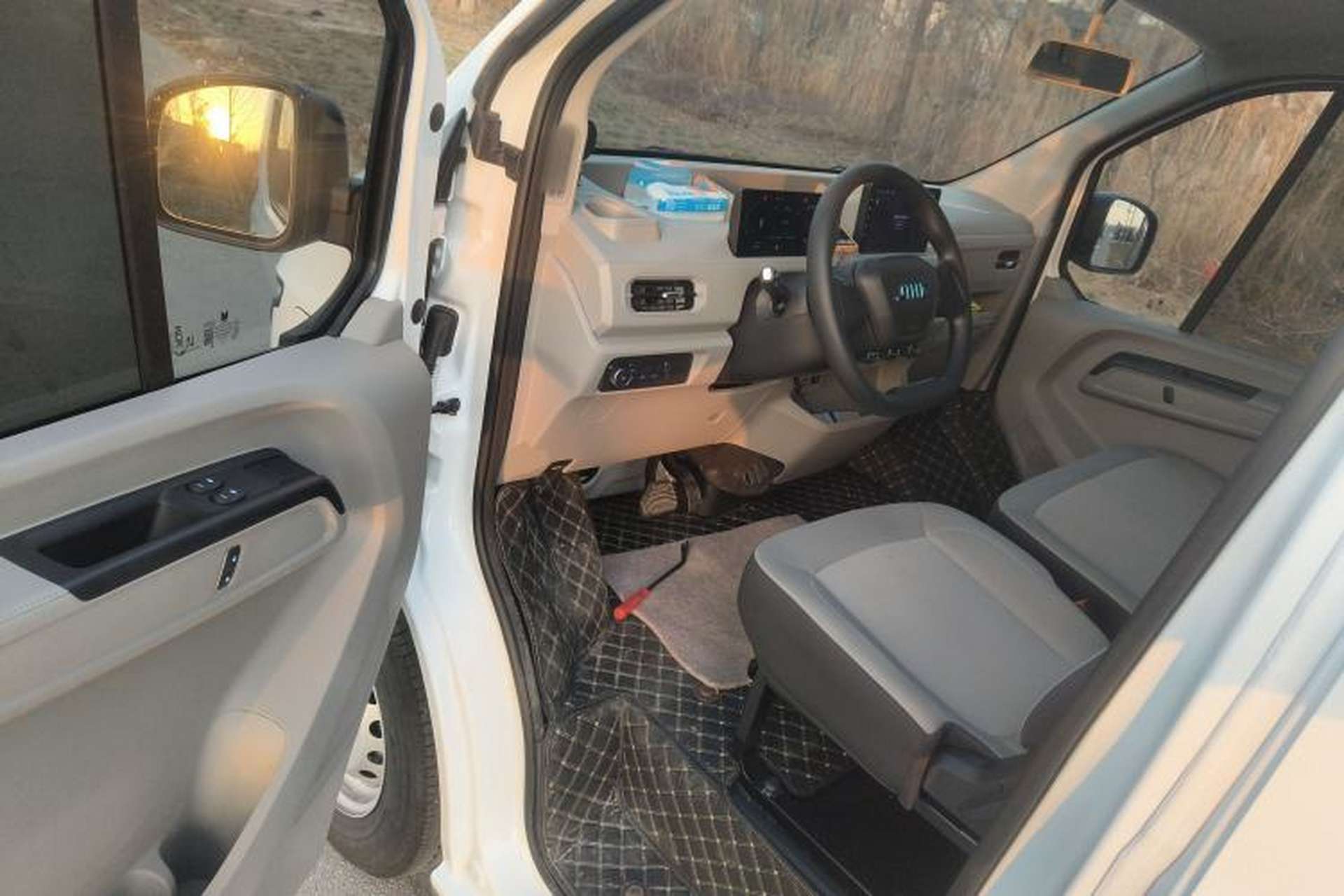 Used JMC E Fushun 2025 Model, Open Window Version, 53.58 kWh, Mid-axle, Mid-roof Interior 3