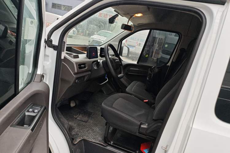 Used JMC E Fushun 2025 Model, Open Window Version, 53.58 kWh, Mid-axle, Mid-roof Interior 3