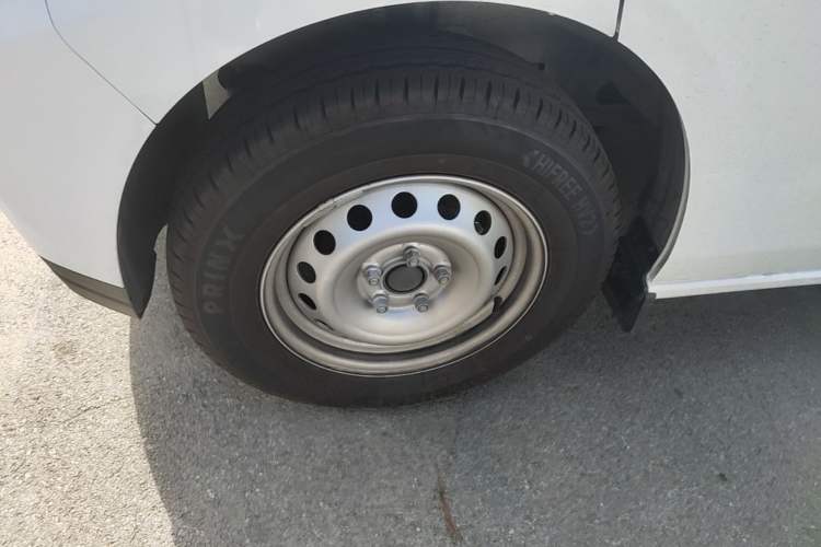 Used JMC E Fushun 2025 Model, Open Window Version, 53.58 kWh, Mid-axle, Mid-roof Left Front Wheel Hub