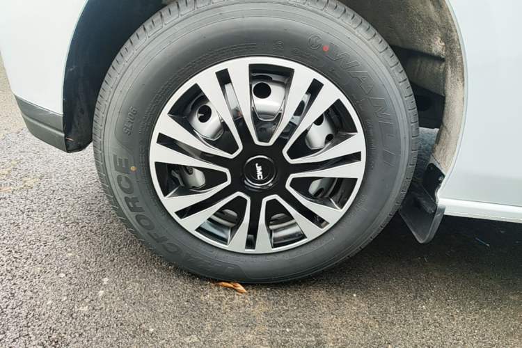 Used JMC E Fushun 2025 Model, Open Window Version, 53.58 kWh, Mid-axle, Mid-roof Left Front Wheel Hub