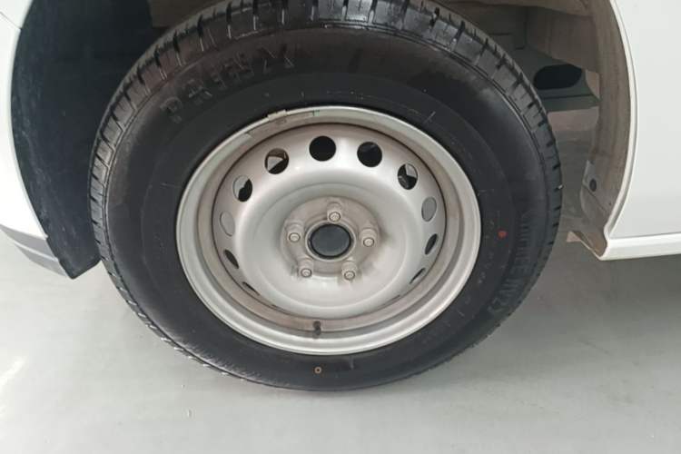 Used JMC E Fushun 2025 Model, Open Window Version, 41.86 kWh, Short Axle, Low-roof Left Front Wheel Hub