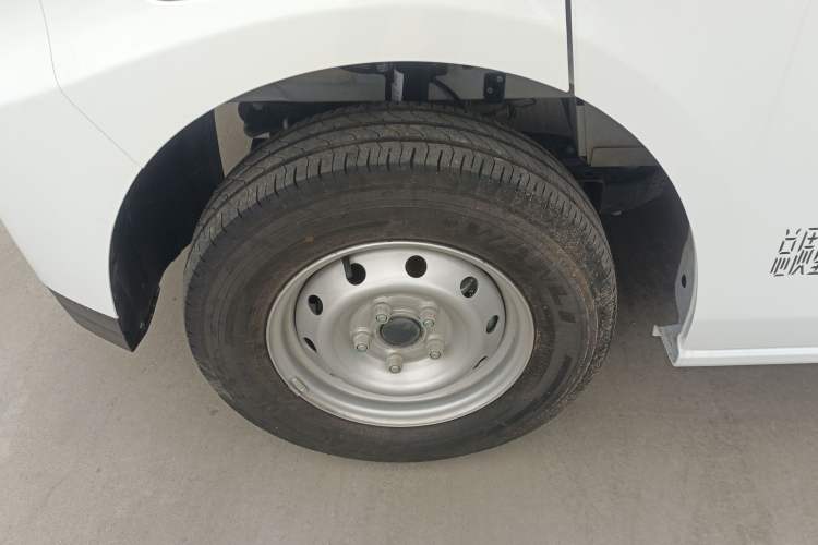 Used JMC E Fushun 2025 Model 41.5 kWh Blind Window Version, Short Wheelbase Low Roof, 3.0 tons Left Front Wheel Hub