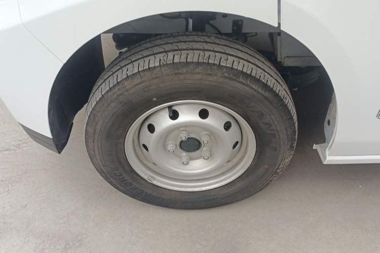 Used JMC E Fushun 2025 Model 41.5 kWh Blind Window Version, Short Wheelbase Low Roof, 3.0 tons Left Front Wheel Hub