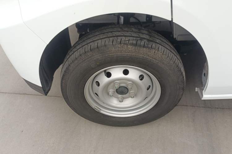 Used JMC E Fushun 2025 Model 41.5 kWh Blind Window Version, Short Wheelbase Low Roof, 3.0 tons Left Front Wheel Hub