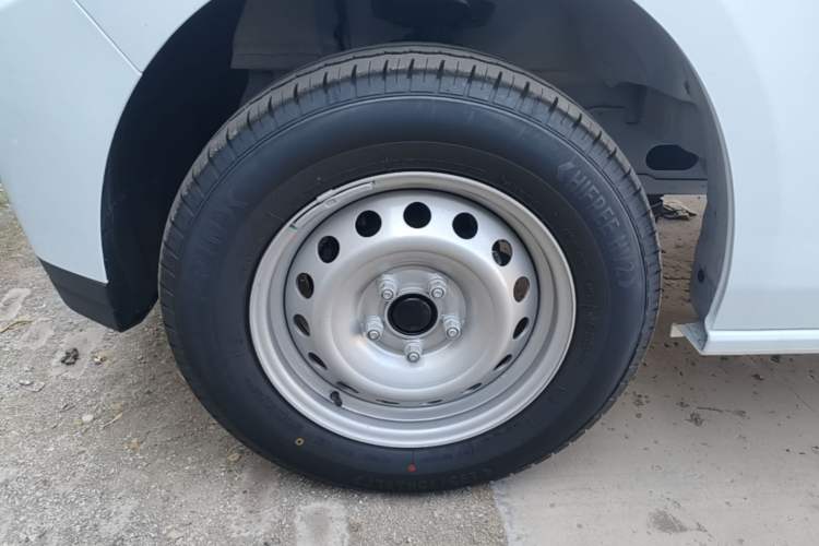 Used JMC E Fushun 2025 Model, Open Window Version, 41.86 kWh, Short Axle, Low-roof Left Front Wheel Hub