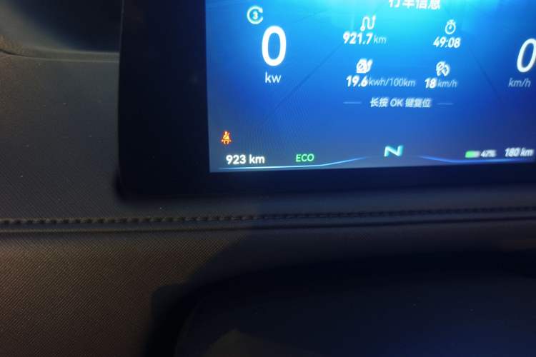 Used JMC E Fushun 2025 Model, Open Window Version, 77 kWh, Mid-axle, Mid-roof Odometer Close Up