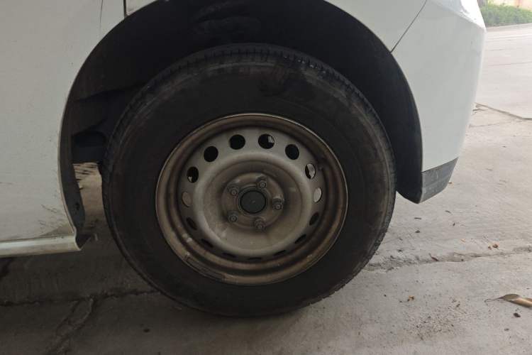 Used JMC E Fushun 2025 Model, Open Window Version, 53.58 kWh, Mid-axle, Low-roof Right Front Wheel Hub
