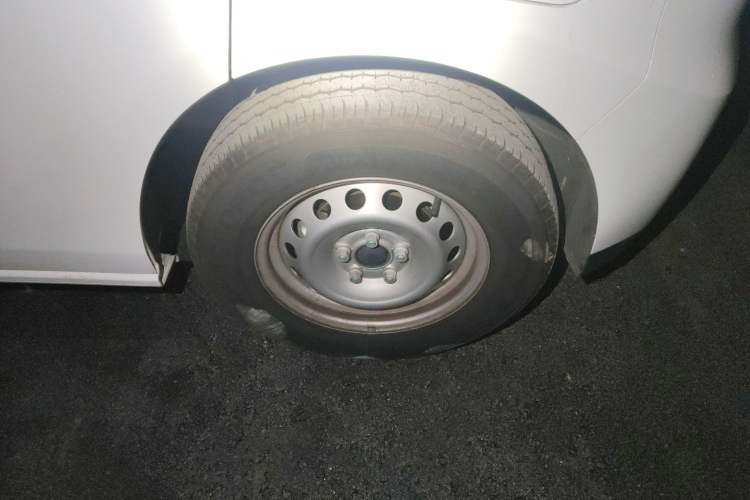 Used JMC E Fushun 2025 Model, Open Window Version, 53.58 kWh, Mid-axle, Mid-roof Right Front Wheel Hub