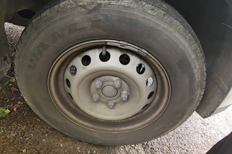 Used JMC E Fushun 2025 Model, Open Window Version, 53.58 kWh, Mid-axle, Mid-roof Right Front Wheel Hub