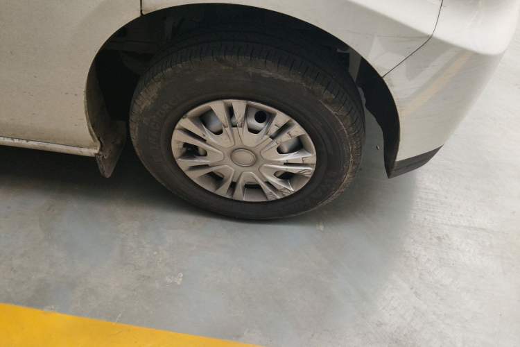 Used JMC E Fushun 2025 Model, Open Window Version, 53.58 kWh, Mid-axle, Low-roof Right Front Wheel Hub
