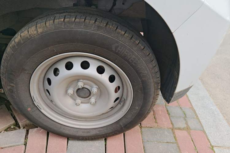 Used JMC E Fushun 2025 Model, Open Window Version, 41.86 kWh, Short Axle, Low-roof Right Front Wheel Hub