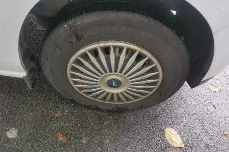 Used JMC E Fushun 2025 Model, Open Window Version, 53.58 kWh, Mid-axle, Low-roof Right Front Wheel Hub