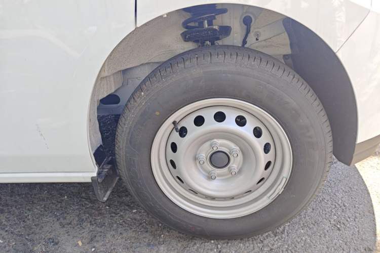 Used JMC E Fushun 2025 Model, Open Window Version, 41.86 kWh, Short Axle, Low-roof Right Front Wheel Hub