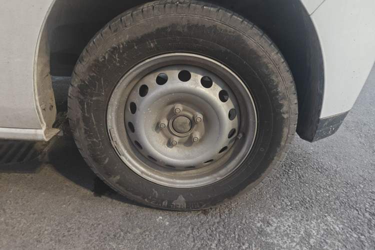 Used JMC E Fushun 2025 Model, Open Window Version, 41.86 kWh, Short Axle, Low-roof Right Front Wheel Hub